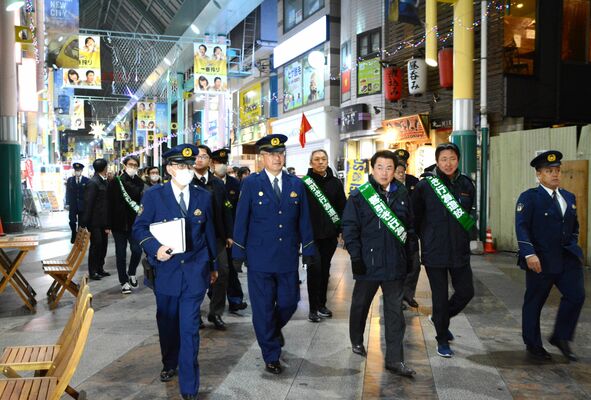 宇都宮中央署や宇都宮市、オリオン通り商店街振興組合などが行った合同パトロール＝20日午後９時、同市曲師町