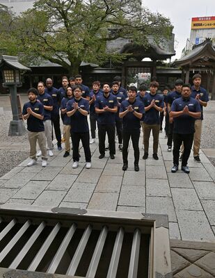 新シーズンを前に、必勝祈願するブレックスの選手ら＝27日午前、宇都宮二荒山神社