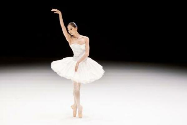 「瀕死の白鳥」を踊る中村祥子(「BALLET TheNewClassic2022」より 撮影・相澤裕史)