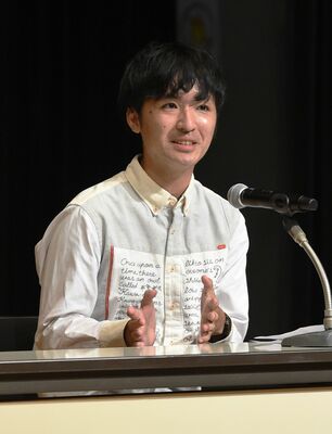 自らの作風などについて語る藤石さん