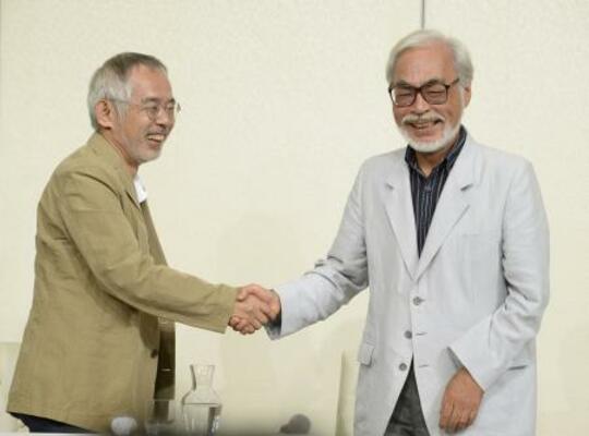 　スタジオジブリの鈴木敏夫プロデューサー（左）と宮崎駿監督＝２０１３年９月、東京都内