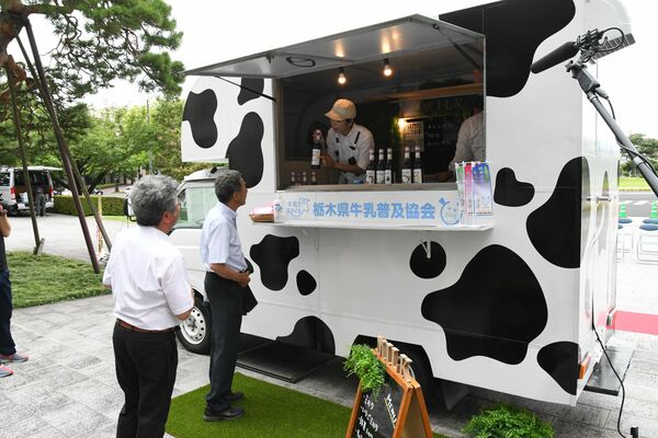 牛乳の消費拡大を図るために導入されたキッチンカー＝13日午後、県庁昭和館前