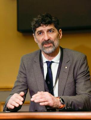 共同通信のインタビューに応じる、ノーベル化学賞選考委員長を務めるハイナー・リンケさん(共同)