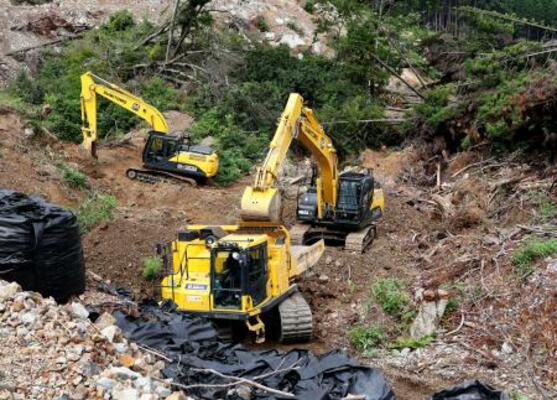 　石川県輪島市町野町で再開された行方不明者の捜索＝２７日午後