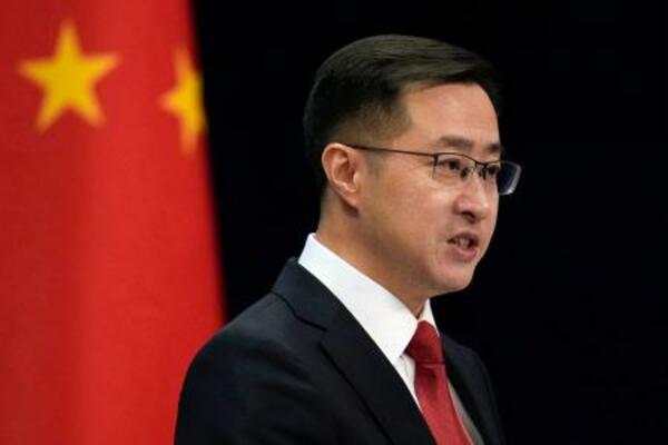 記者会見する中国外務省の林剣副報道局長=18日、北京(共同)