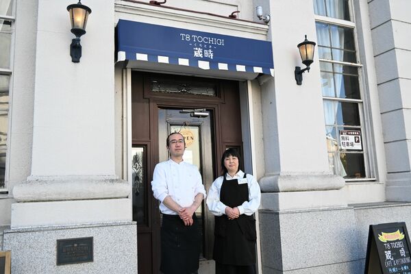 店頭に立つ店長代理の本多さん（右）と料理長の根本さん