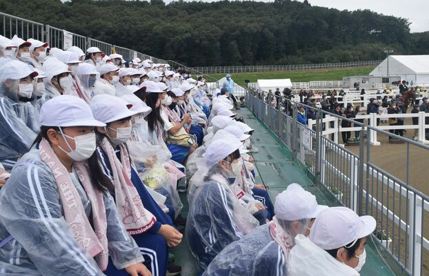 青木小の児童は馬術競技を観戦した＝６日午前、那須塩原市接骨木の地方競馬教養センター