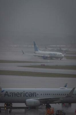 　ユナイテッド航空の航空機（奥）とアメリカン航空の航空機＝２３日、米フロリダ州（ロイター＝共同）