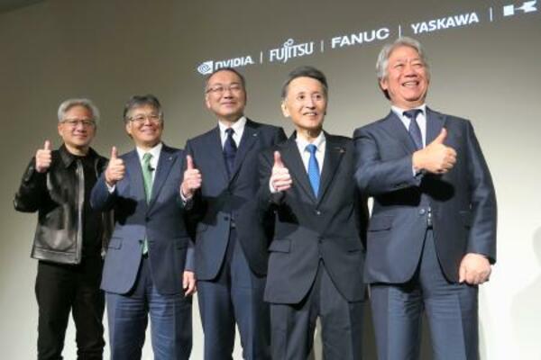記者会見で写真に納まる(左から)米エヌビディアのジェンスン・フアンCEO、富士通の時田隆仁社長ら=16日午後、東京都内