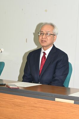 １区への立候補を表明した青木氏＝20日午後、県庁