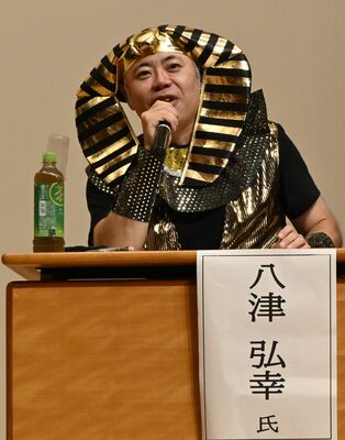 講座にツタンカーメン王の扮装で臨んだ＝栃木市