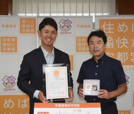 佐藤市長（右）に初優勝を報告した阿久津＝宇都宮市役所