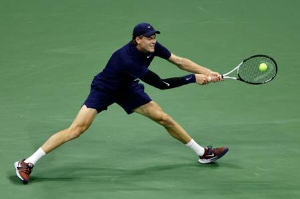 　男子シングルス準決勝でプレーするヤニク・シナー＝ニューヨーク（共同）
