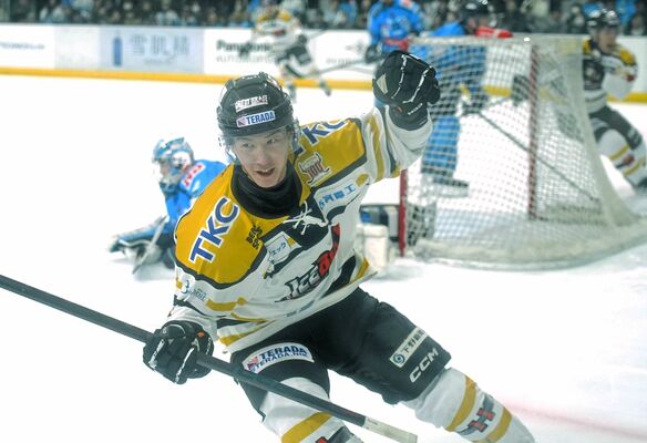 第1ピリオド15分35秒、バックスのFW大津がゴールを決める=コーセー新横浜スケートセンター、橋本裕太撮影