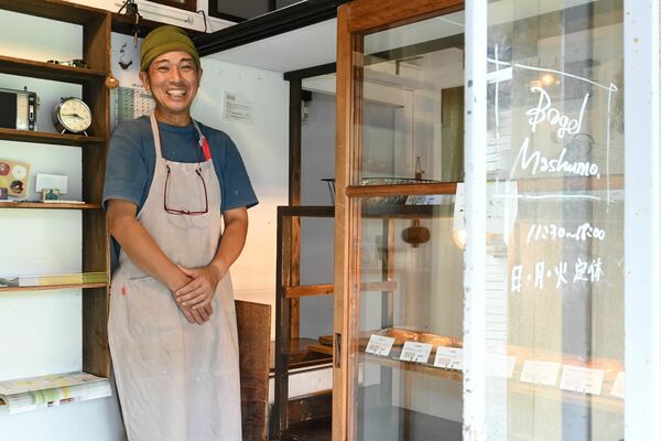 素朴な雰囲気の店内と小山さん