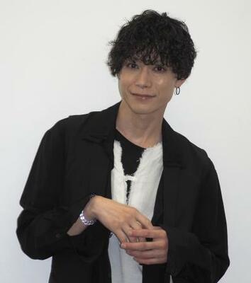 　舞台での活躍も多い玉城裕規。「映像作品は完成形を自分で見られるのがお得な感じで、うれしい」