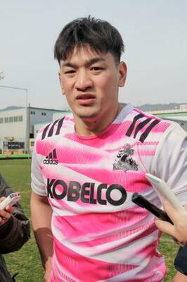 　取材に応じるラグビーリーグワン神戸の李承信＝１５日、神戸市