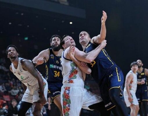 ゴール下で激しく争うブレックスのエドワーズ(右)とジェレット(左から2人目)