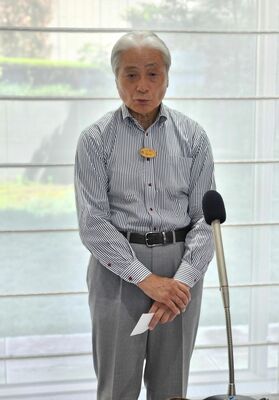 報道陣の取材に答える福田知事＝22日午前、県庁