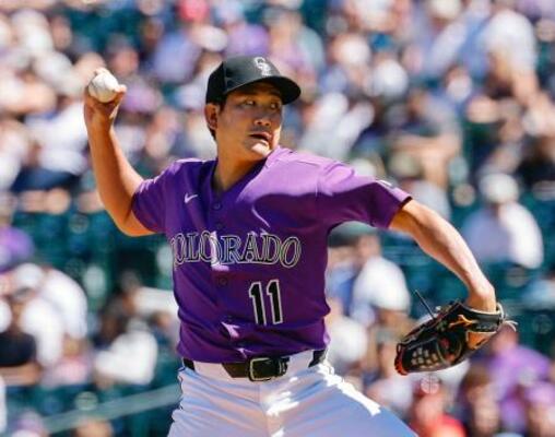 フィリーズ戦に先発し、6回1失点で今季初勝利を挙げたロッキーズ・菅野=デンバー(ロイター=共同)