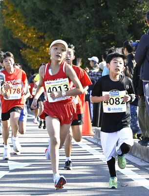 ゴールを目指し力走する慶幸さん(中央)=16日午前、宇都宮市清原工業団地