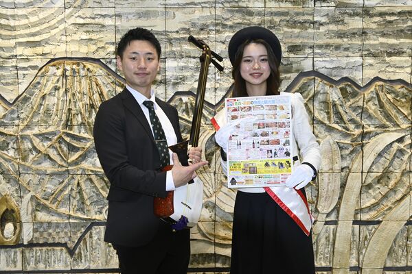 物産展をＰＲする秋田さん（右）と相澤さん＝14日午後、下野新聞社