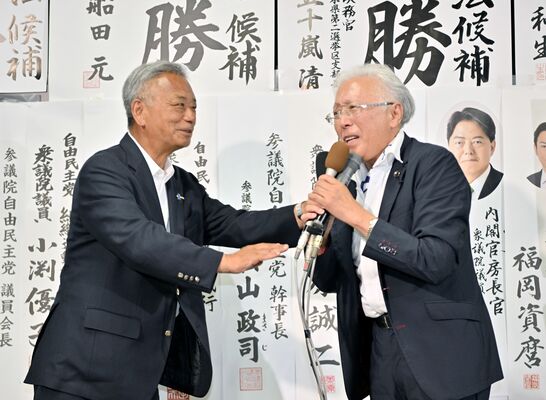 参院選栃木選挙区の勝利を喜ぶ自民の高橋克法氏（左）と公明県本部の野澤代表＝７月20日夜、宇都宮市内