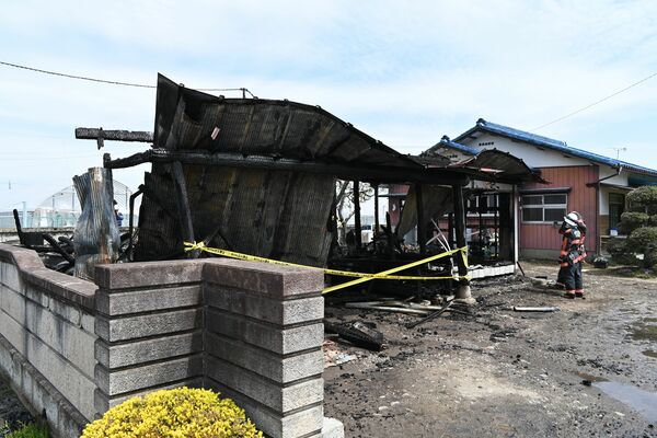 納屋が全焼した火災現場＝22日午前10時45分、宇都宮市桑島町