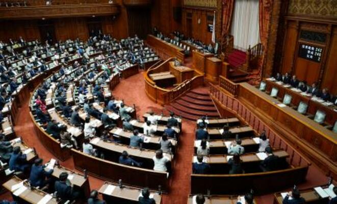 改正著作権法が可決、成立した参院本会議=17日午前