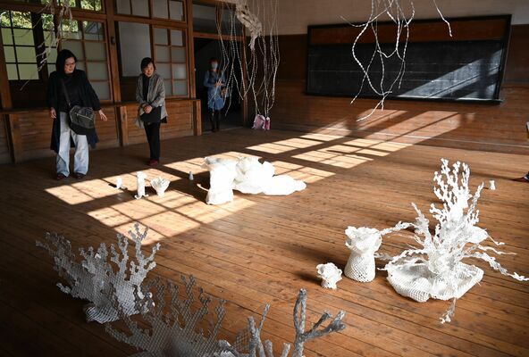 作品が展示された旧粟野中の教室