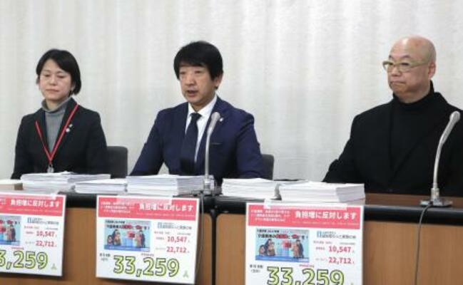記者会見する「認知症の人と家族の会」の和田誠代表理事(中央)ら=12日午前、厚労省