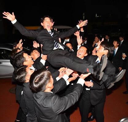 ソフトバンクから６位指名を受け、仲間から胴上げされる大山（中央）＝26日午後、福島県いわき市の東日本国際大