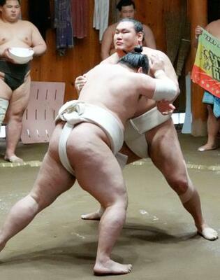 　朝稽古で相撲を取る豊昇龍＝東京都台東区の立浪部屋