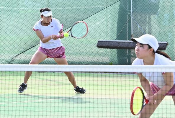 テニス女子ダブルス決勝　作新の岡田（左）がリターンを放つ。右は三浦＝屋板運動場テニスコート