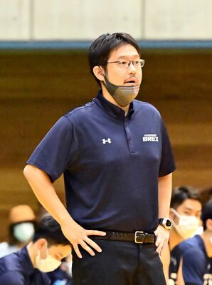 プレシーズンゲーム・横浜ＢＣ戦で指揮を執る佐々監督＝９月１８日、ＴＫＣいちごアリーナ