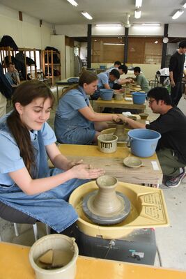 陶芸体験を楽しむセント・アイヴスの生徒たち