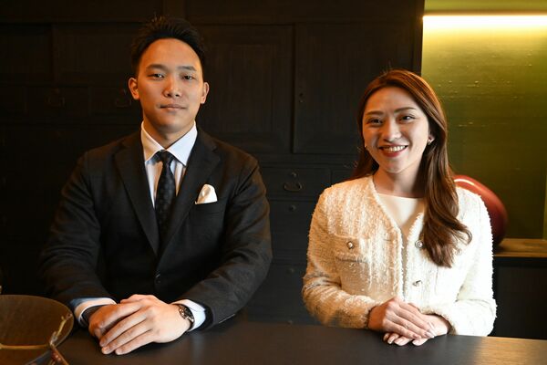 取材に応じるＡＲＩの岩野氏（左）と小林氏＝東京都