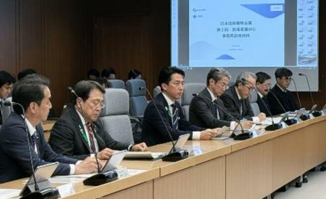 防衛産業の成長戦略を議論する作業部会に出席した小泉防衛相(左から3人目)と赤沢経産相(同2人目)=16日午後、防衛省