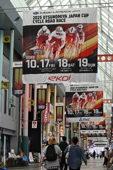 オリオン通りをジャックした大会開催を告げるビッグフラッグ