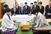 第73期王将戦７番勝負の第１局で２手目を指す藤井聡太王将。左は菅井竜也八段＝７日午前、栃木県大田原市（代表撮影）