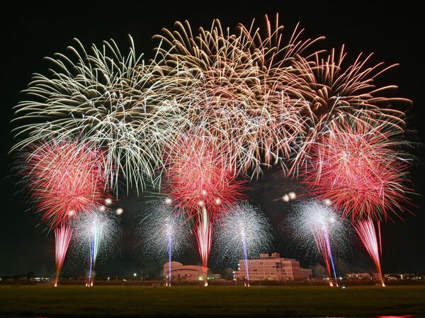 思川河畔の夜空を幻想的に彩った「小山の花火」＝23日午後７時55分、小山市小山（約72秒間露光）