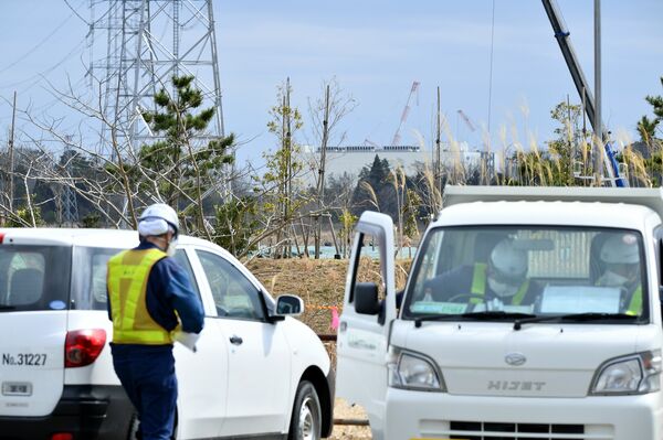 廃炉作業が続く東京電力福島第１原発（写真奥）。立地町の福島県大熊町は一時、全町避難を余儀なくされた＝３月10日午前、同町