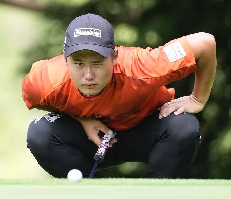 第2日、10番でラインを読む長野泰雅。通算8アンダーで首位=富士桜CC