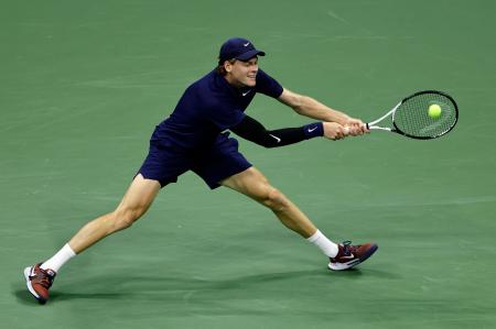 男子シングルス準決勝でプレーするヤニク・シナー=ニューヨーク(共同)