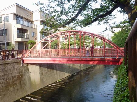 　目黒川に架かる「中の橋」＝東京都目黒区