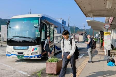 　ＪＲ美祢線の代行として走るバス＝７月、山口県美祢市