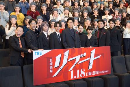 　「リブート」に出演する鈴木亮平（中央）ら＝東京都港区