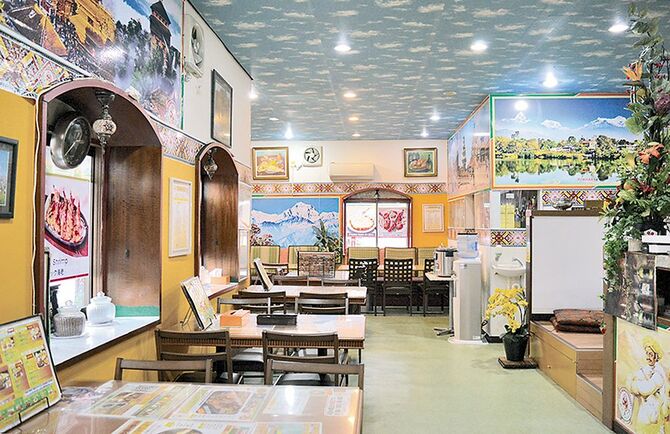 店内にはネパールの風景写真が飾られ、異国情緒たっぷり