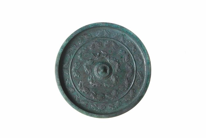 西刑部西原遺跡から出土した群蝶双雀鏡