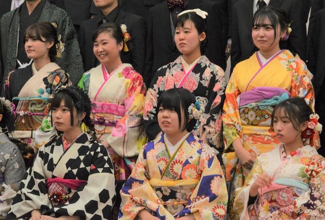 記念撮影に臨む出席者たち